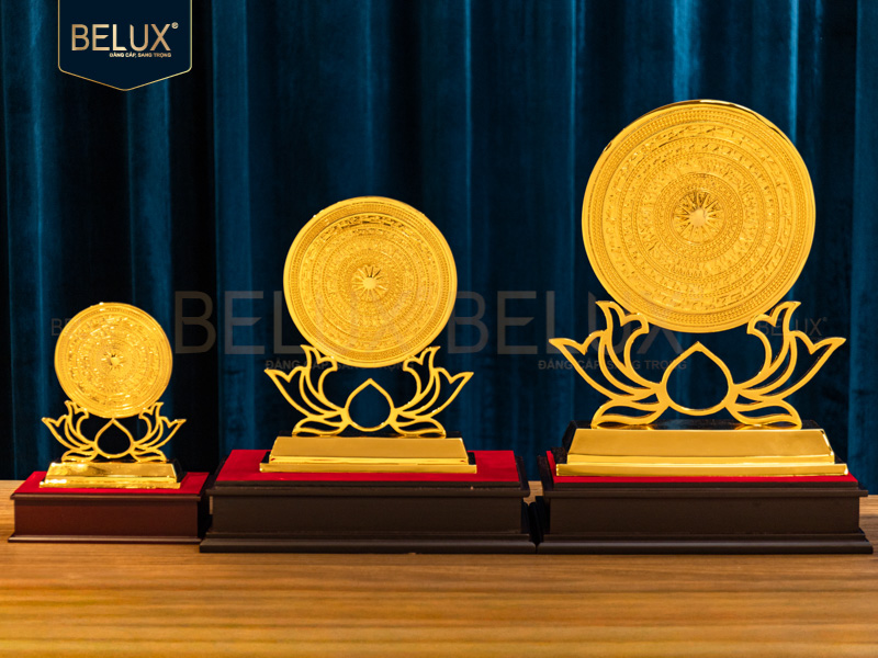 Biểu trưng mặt trống hoa sen mạ vàng 24k các kích thước